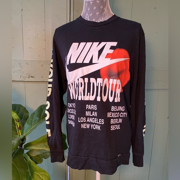 Nike World Tour Long Sleeve Graphic Tee Shirt - Picture 1 of 7